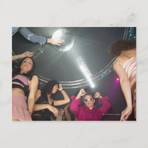 Människor som dansar i en klubb vykort