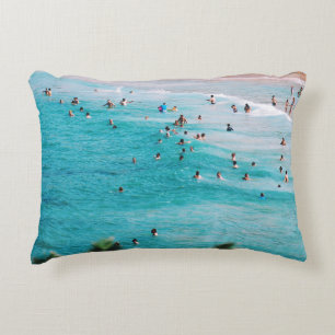 Människor som simmar på stranden prydnadskudde