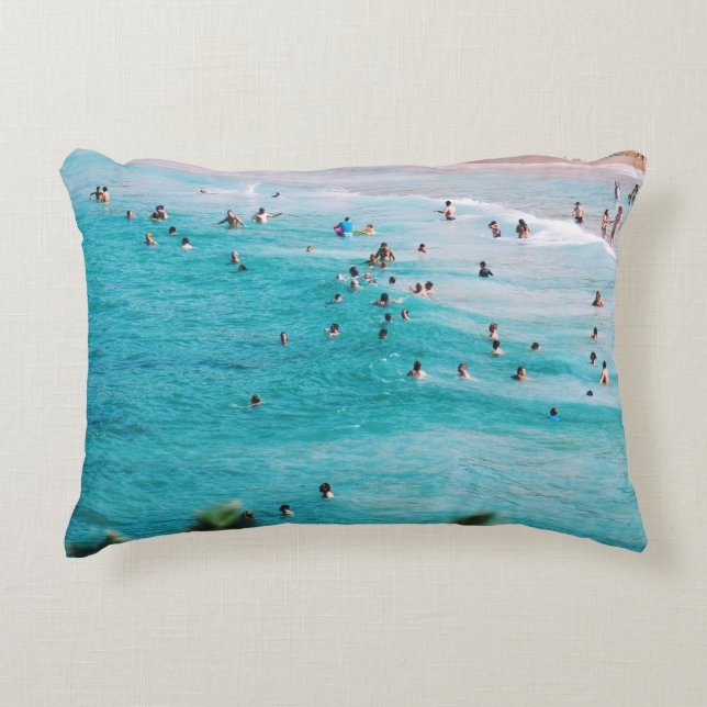 Människor som simmar på stranden prydnadskudde (Framsidan)