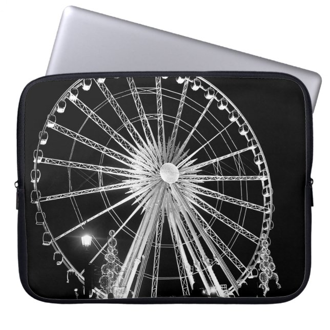 MÄNNISKOR SOM STÅR NÄRA FERRIS WHEEL LAPTOP FODRAL (Framsidan)