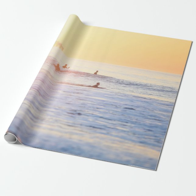 Människor som surfar på strand presentpapper (Utrullad)