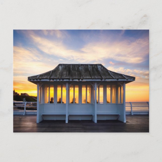 Människor som tittar på solnedgången på Cromer Pie Vykort (Framsida)