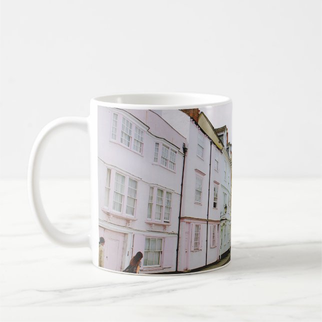 MÄNNISKOR SOM VÄLJER SIDEWALK BESIDE BYGGNAD OCH R KAFFEMUGG (Vänster)