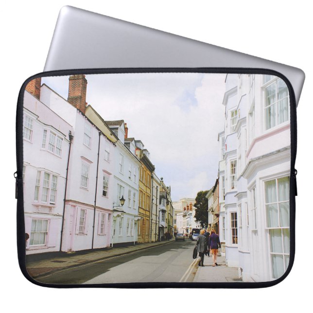 MÄNNISKOR SOM VÄLJER SIDEWALK BESIDE BYGGNAD OCH R LAPTOP FODRAL (Framsidan)