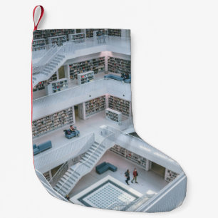 MÄNNISKOR SOM VALKAR INOM BIBLIOTEK LITEN JULSTRUMPA