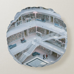 MÄNNISKOR SOM VALKAR INOM BIBLIOTEK RUND KUDDE