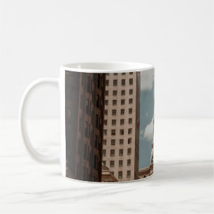 MÄNNISKOR SOM VÄLKOMNAR PÅ STREET NÄRA HÖGA STIGA KAFFEMUGG