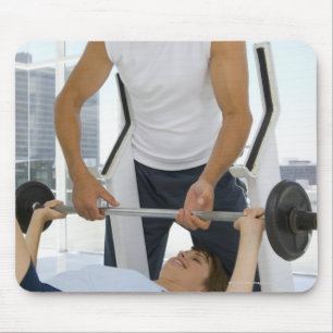Manportionkvinna med weightlifting musmatta
