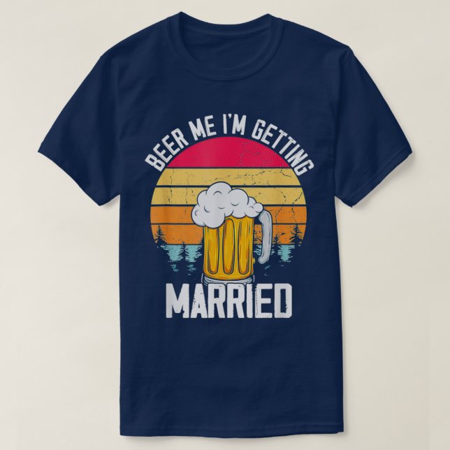 Mans Beer Me I39m Getting Gift Brudgumman Rolig T  Shirt (Design framsida)