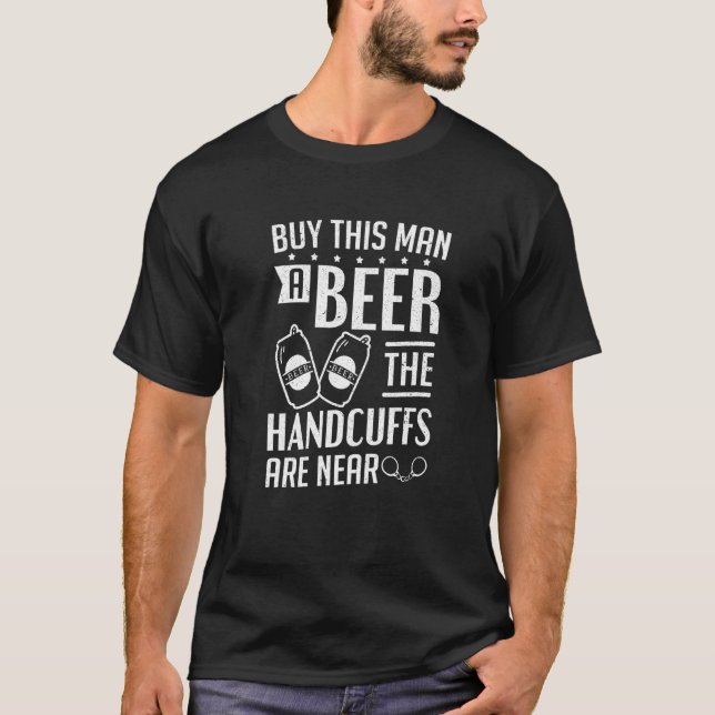 Mans Brudgummen Handfängslen Är Nära Speningsfest T Shirt (Framsida)