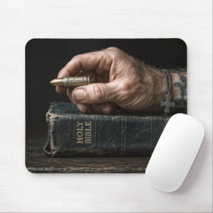 Mans hand på en Bibel som håller en kula Musmatta