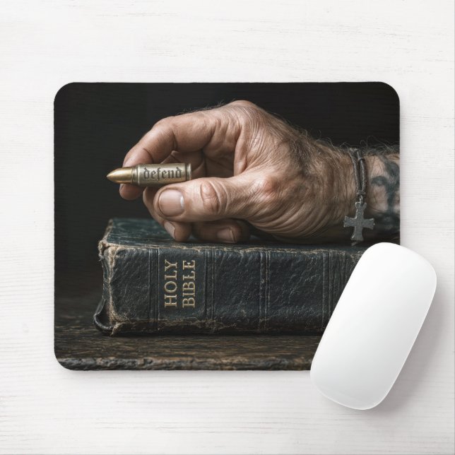 Mans hand på en Bibel som håller en kula Musmatta (Med mus)
