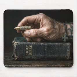 Mans hand på en Bibel som håller en kula Musmatta