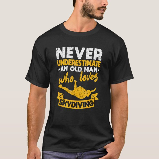 Mäns Never Underestimate En Gammal Man Som Älskar  T Shirt (Framsida)