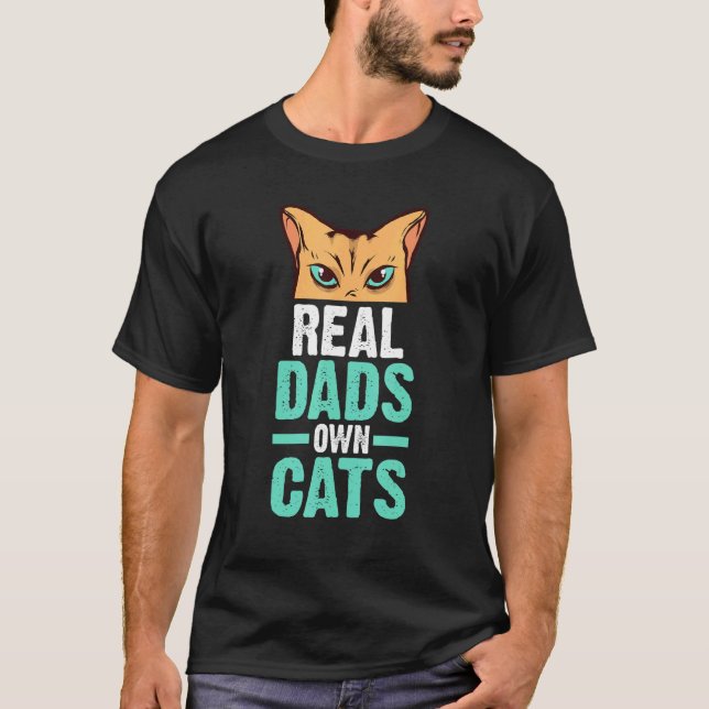 Mäns riktiga pappor äger katter katter t shirt (Framsida)