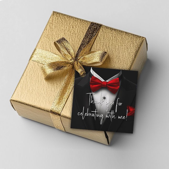 Mäns röda svarta födelsedagsfest gåvor etiketter (Red and black tuxedo favor and gift tags. Add your text, logo, photo to personalize. )