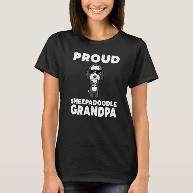 Mans Stolta Sheepadoodle Farfar Hund Med Solglasög T Shirt (Framsida)