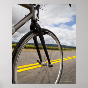 Manväg som cyklar på snabb POV Poster
