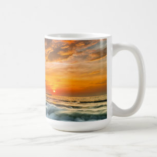Manyar strand på soluppgången kaffemugg
