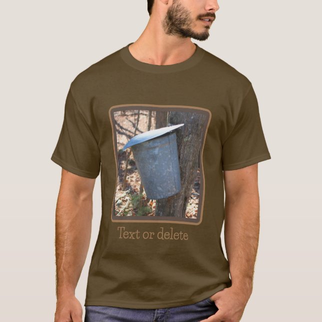 Maple Syrup Sugar Sap Bucket på Träd T Shirt (Framsida)