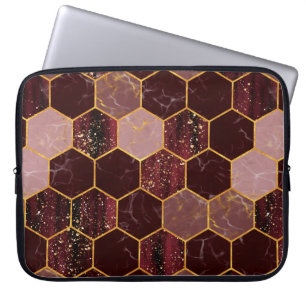 Marble hexagon seamless struktur med guld laptop fodral