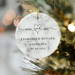 Marble white namn mr elegant nyligen ogräs julgransprydnad keramik<br><div class="desc">Han är död. En vit svart marmorsten i chicen skriver ut bakgrund. Anpassa och lägg till namn och datum för bröllop. Svart text.</div>