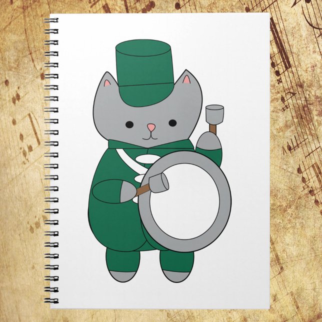 Marching Band Cat Bass Drum Grönt och Vit Anteckningsbok (A cute notebook with a cat wearing a green and white marching band uniform with a drum)