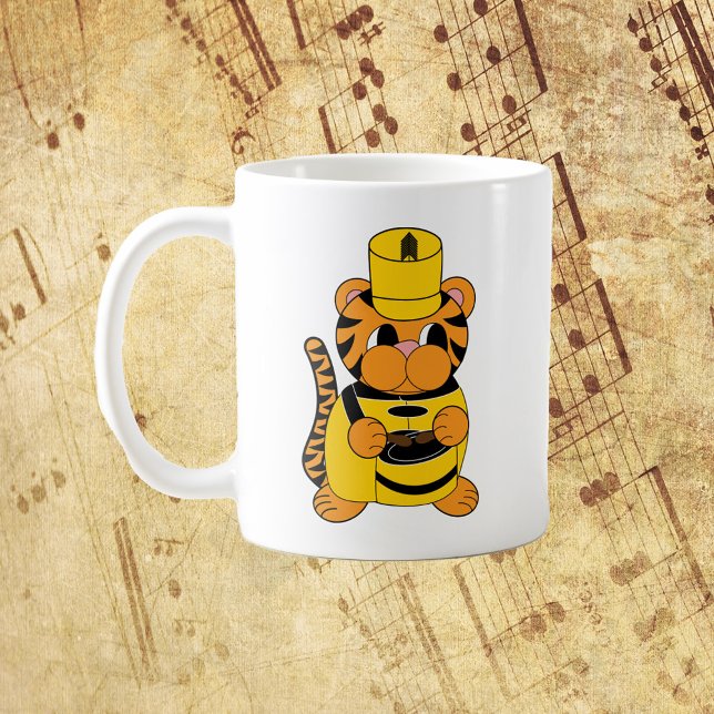 Marching Band Drummer Tiger Gult Black Kaffemugg (A mug with a drummer tiger in a yellow and black marching band uniform.)