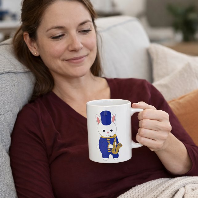 Marching Band Kanin Spelar Saxofon Söt Blå  Kaffemugg (A mug with a rabbit playing the saxophone in a blue and gold marching band uniform.)