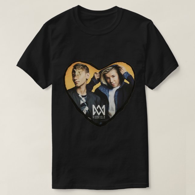 Marcus and Martinus Logotyp Essential T-Shirt Copy (Design framsida)