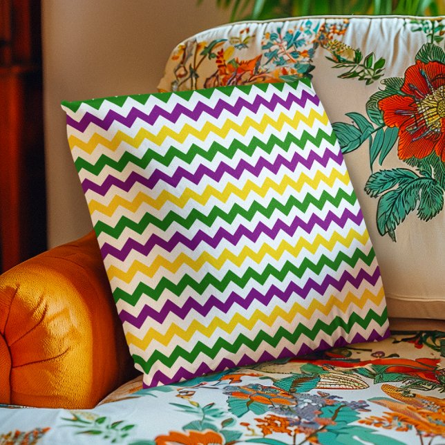 Mardi Gras-chevronmönster guld Kudde (Mardi Gras Chevron Pattern Gold Throw Pillow)