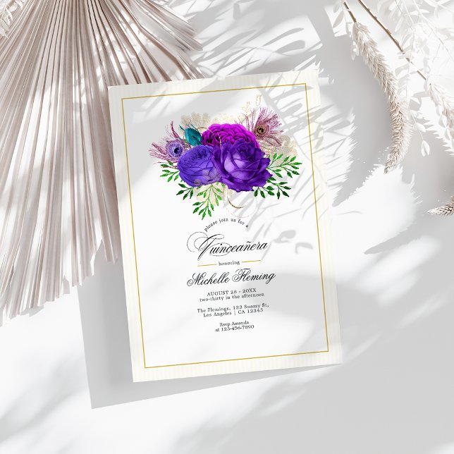 Mardi Gras lila och varmröd blomstergrej för Quinc Inbjudningar (Mardi Gras Purple and Hot-Pink Floral Quinceañera Invitation)
