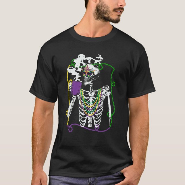 Mardi Gras Skeleton Drinking Coffee Mask Beads Fat T Shirt (Framsida)