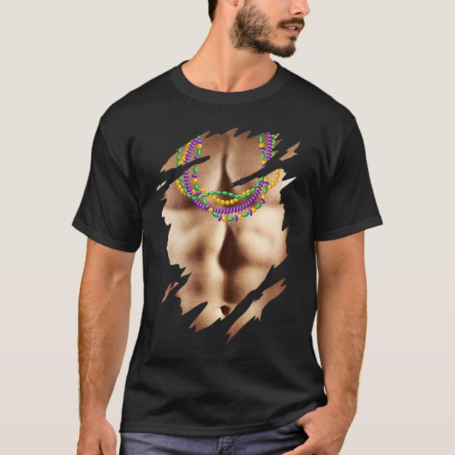 Mardi Gras Tjock Tisdag: Man Bare Chest med Pärlor T Shirt (Framsida)
