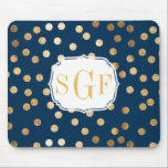 Marginalblått och Guld Glitter-priter Monogrammed Musmatta<br><div class="desc">Modern och trendfull dots av Faux guld glitter gnistra på denna klassiska marinblåmussla som har en anpassningsbar med tre brev monogram.</div>