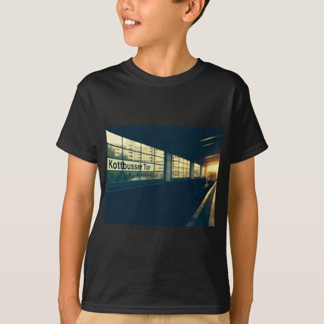 Maria's Kottbusser Tor U-Bahn at Sunset Tee Shirt (Framsida)