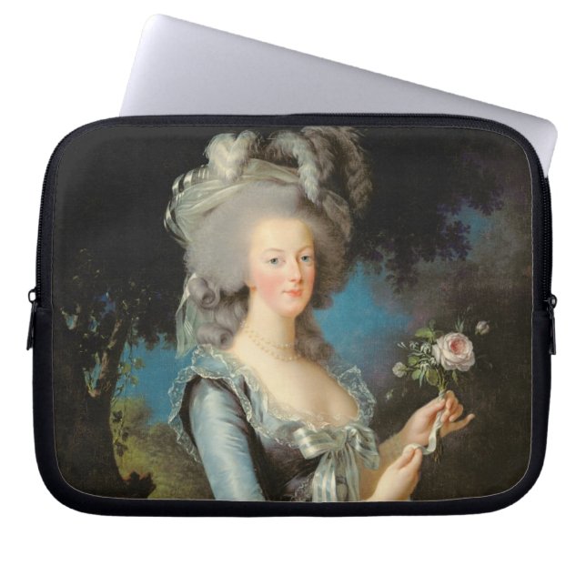 Marie Antoinette med en ro, 1783 Laptop Sleeve (Framsidan)