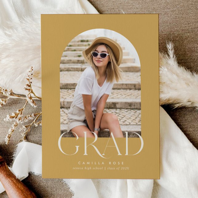 Marigold Gult Modern Minimalist Arch Studenten Inbjudningar (Marigold Yellow Modern Minimalist Arch Graduation Invitation)