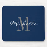 Marin blå anpassningsbar i första brev i namn musmatta<br><div class="desc">Den första brev-datorns musknapp för marin blå anpassningsbar med monogrammet namn. Klassskripttypografi med anpassadets bakgrund färg. Chicens monogramdesign för manar,  kvinnor och barn. Lägg till ditt eget namn-initiala brev. Personlig julklapp eller födelsedagspresent till pappa,  far,  mamma,  mor,  make,  hustru,  son,  dotter,  medarbetare,  kollega,  arbetstagare,  vän,  lärare,  tränare osv.</div>