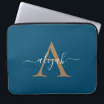 Marin och Guld-monogramskript Namn Laptop Fodral<br><div class="desc">Marin och Guld-monogramskript Namn laptop sleeve</div>