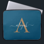 Marin och Guld-monogramskript Namn Laptop Fodral<br><div class="desc">Marin och Guld-monogramskript Namn laptop sleeve</div>