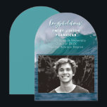 Marin Science Student Ocean-meddelande Inbjudningar<br><div class="desc">Studenten:s meddelande om en marin biologi eller naturvetenskap. Ställe kraschar havets vinkara bakgrund för hans eller hennes foto. Texten längst upp är "grattisar" med namn och skolinformation. Fotot beskrivs med mörk blått linjer. Ladda upp ett foto med vågrät-/liggande orientering. Blått grönt till havs färg med vit text.</div>