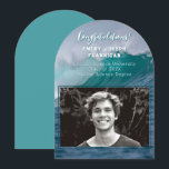 Marin Science Student Ocean-meddelande Inbjudningar<br><div class="desc">Studenten:s meddelande om en marin biologi eller naturvetenskap. Ställe kraschar havets vinkara bakgrund för hans eller hennes foto. Texten längst upp är "grattisar" med namn och skolinformation. Fotot beskrivs med mörk blått linjer. Ladda upp ett foto med vågrät-/liggande orientering. Blått grönt till havs färg med vit text.</div>