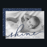 Marin | Shine Script Hanukkah Photo Julkort<br><div class="desc">semesterhälsningar med chicen Hanukkah-fotokort som innehåller ditt favoritutfallsorienterade vågrät eller landskapsinriktat foto. "Shine" visas som en marin blå textövertäckning i elegantens handskrivna skripttypografi. Anpassa med namn och året längs grund. Kort återgår till matchande mörk blått med ett snötäcke.</div>