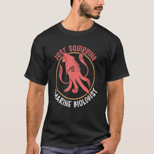 Marina biologer som just bläddrar igenom havets bi t shirt