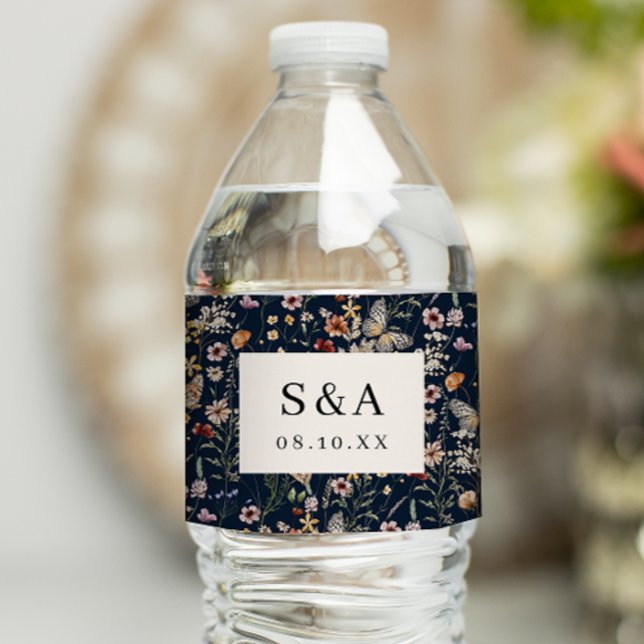 Marinblå Blommig Bröllops Vattenflasketikett Vattenflaskor Etikett (Navy Blue Floral Wedding Water Bottle Label Monogrammed by Painted Paperie
)