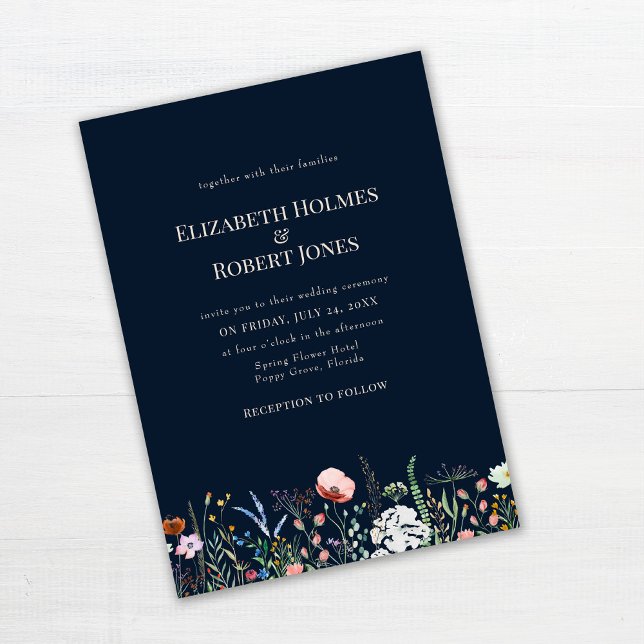 Marinblå Boho Vildblomma Bröllopsinbjudan Inbjudningar (Navy Blue Boho Wildflower Wedding Invitation on white wooden table.)