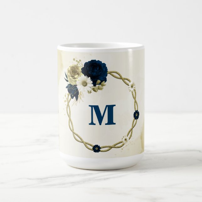 marinblå elfenbensguld blommor monogram kaffemugg (Center)