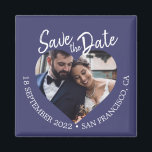 Marinblå Foto Modernt manus Spara datumet Magnet<br><div class="desc">Marinblå modern script save the date-magnet med fönster i hjärtform, djupblå bakgrund och vit, handskriven text. Designen visar ert förlovningsfoto samtidigt som den presenterar datum och plats för er vigsel i en klassisk, högkontrastfärg som känns både formell och tidlös. Perfekt för bröllop, kvällsfirande, destinationsevenemang eller förnyelse av löften med en...</div>