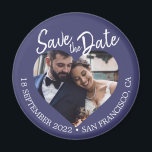 Marinblå Foto Modernt manus Spara datumet Magnet<br><div class="desc">Marinblå modern script save the date-magnet med fönster i hjärtform, djupblå bakgrund och handskriven text i vitt. Denna design visar ert förlovningsfoto samtidigt som den presenterar datum och plats för er vigsel på ett klassiskt sätt med hög kontrast som känns både formellt och tidlöst. Perfekt för bröllop, kvällsfirande, destinationsevenemang eller...</div>